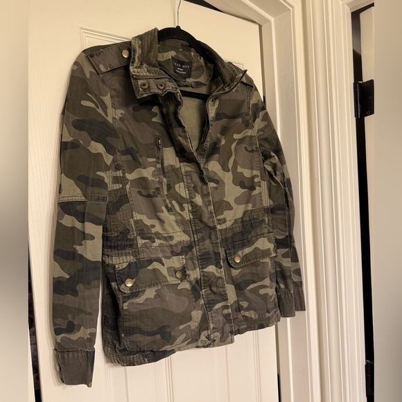 Love tree green camo jacket size m - Picture 2 of 5